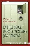 La fille seule dans le vestiaire des gar&ccedil;ons