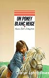 Un poney blanc neige